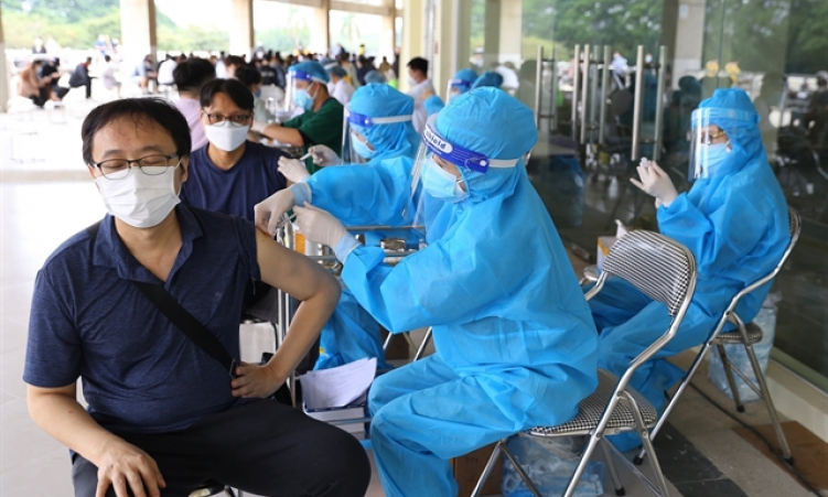 Việt Nam starts giving booster COVID-19 vaccine shots in December