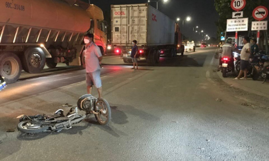 Xe đầu kéo ôm cua, một phụ nữ đi xe đạp điện tử vong
