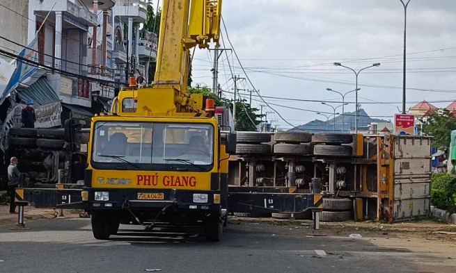 Xe container lao sang bên kia đường tông vào container khác