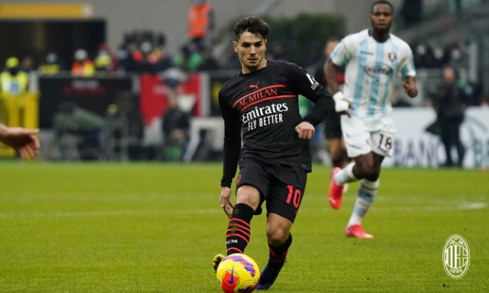 Milan lên đỉnh Serie A