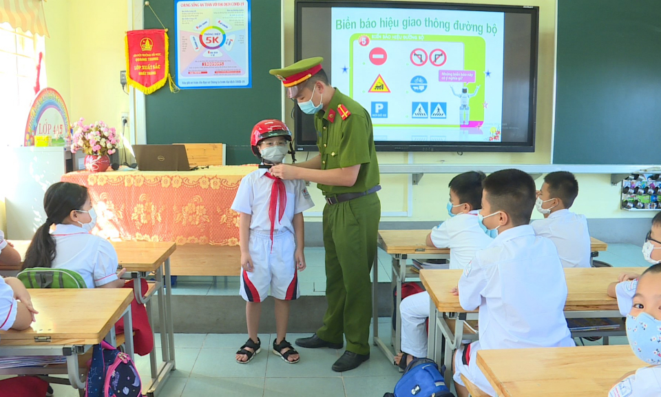 Quyết liệt trong việc xử lý vi phạm đội mũ bảo hiểm