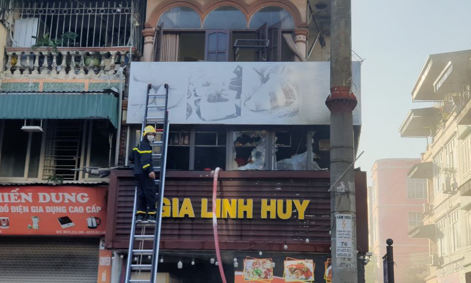 Cháy tiệm bánh ở TP Hạ Long, không có thiệt hại về người.