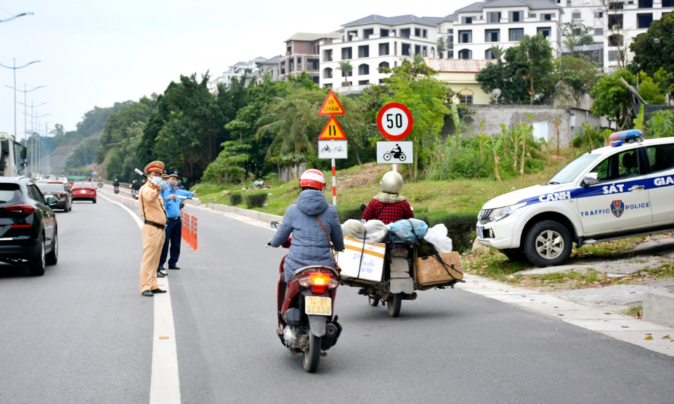 Phân làn và xử lý vi phạm đi sai làn đường trên cầu Bãi Cháy