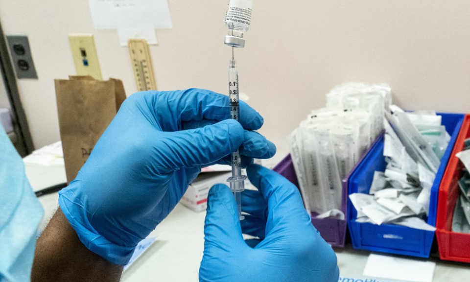 Hai em nhỏ vài tháng tuổi bị tiêm nhầm vaccine COVID-19