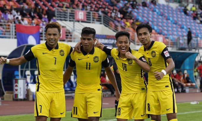 Malaysia đè bẹp Lào
