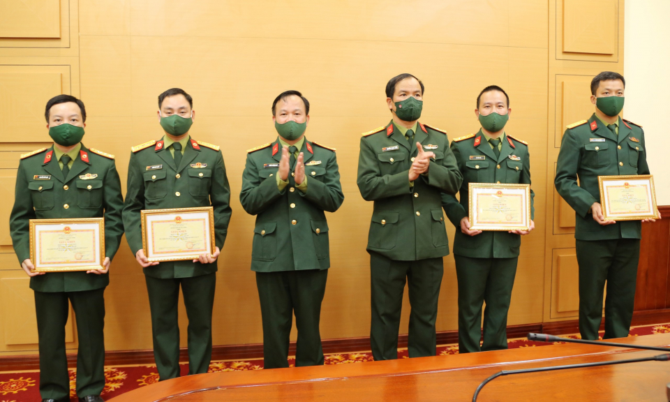 Bộ CHQS tỉnh Quảng Ninh: Khen thưởng các cá nhân tham gia phòng, chống dịch tại các tỉnh phía Nam