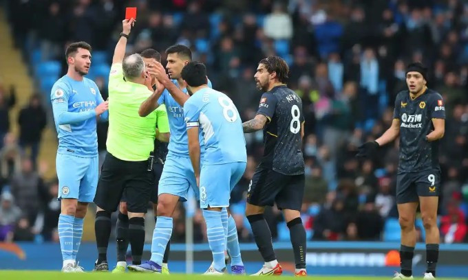 Man City thắng nhọc dù chơi hơn người