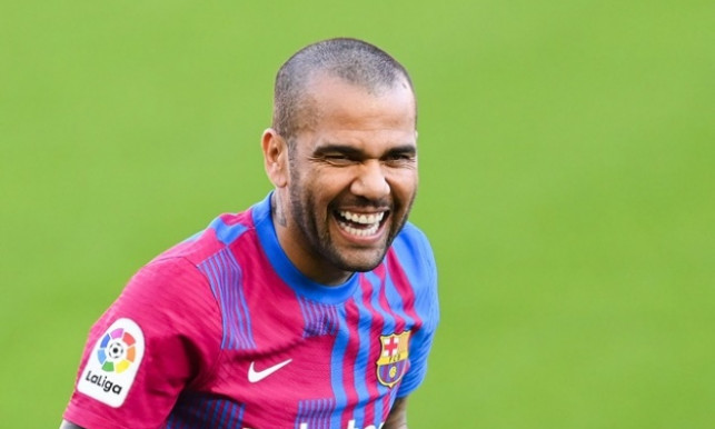 Alves lo lắng về lần ra mắt thứ 2 tại Barca