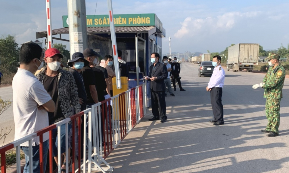 Kiểm tra, hướng dẫn phòng, chống dịch cho lái xe container chờ thông quan hàng hóa tại cửa khẩu Bắc Luân II (TP Móng Cái)