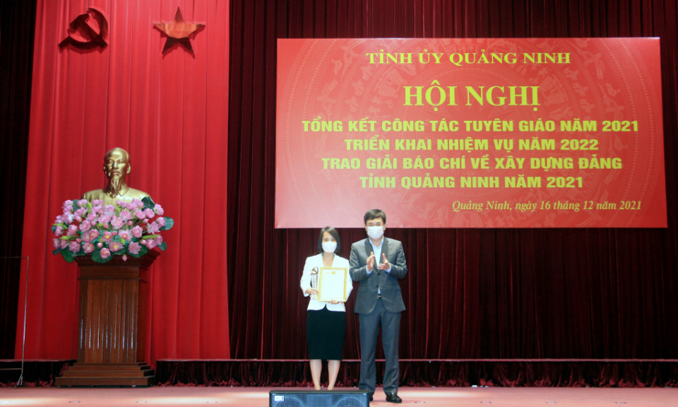 Triển khai công tác Tuyên giáo năm 2022 và trao Giải Búa liềm vàng tỉnh Quảng Ninh năm 2021