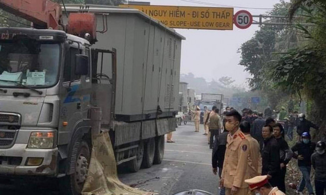 Va chạm kinh hoàng với xe tải, 1 người tử vong, giao thông tắc nhiều giờ