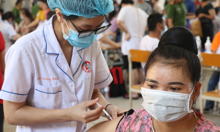 Quảng Ninh to give booster shots to all adults by early next year