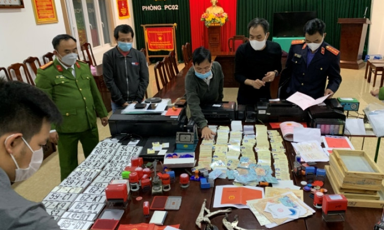 Đường dây làm giả hàng chục nghìn con dấu, tài liệu