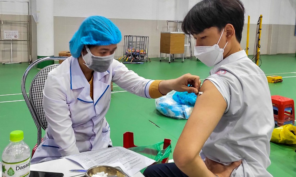 Kiểm điểm tổ tiêm 2 mũi vaccine cho nam sinh lớp 11