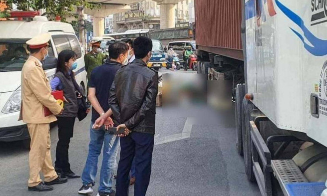 Va chạm với xe container, người phụ nữ đi xe máy tử vong tại chỗ