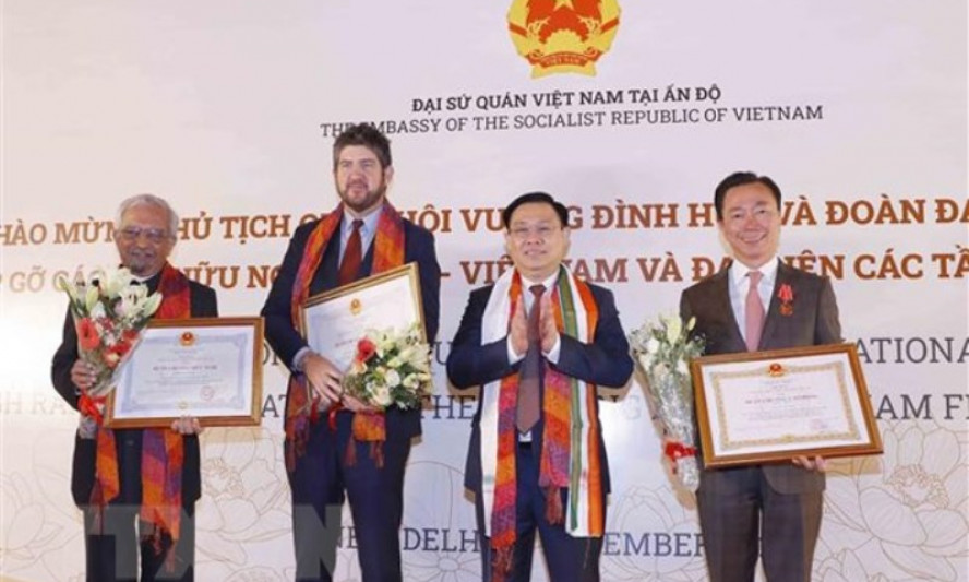 Chủ tịch Quốc hội Vương Đình Huệ gặp các hội hữu nghị Ấn Độ - Việt Nam