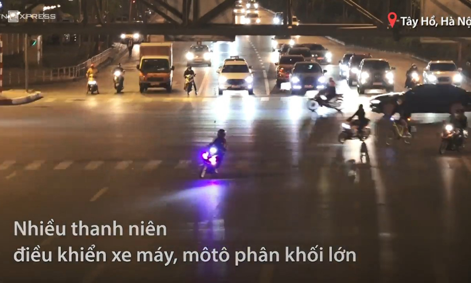'Quái xế' náo loạn đường phố Hà Nội