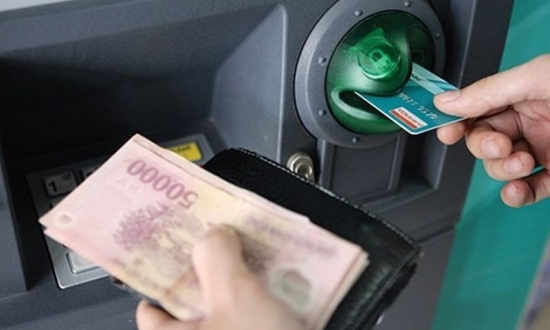 Người dân giảm mạnh rút tiền qua máy ATM