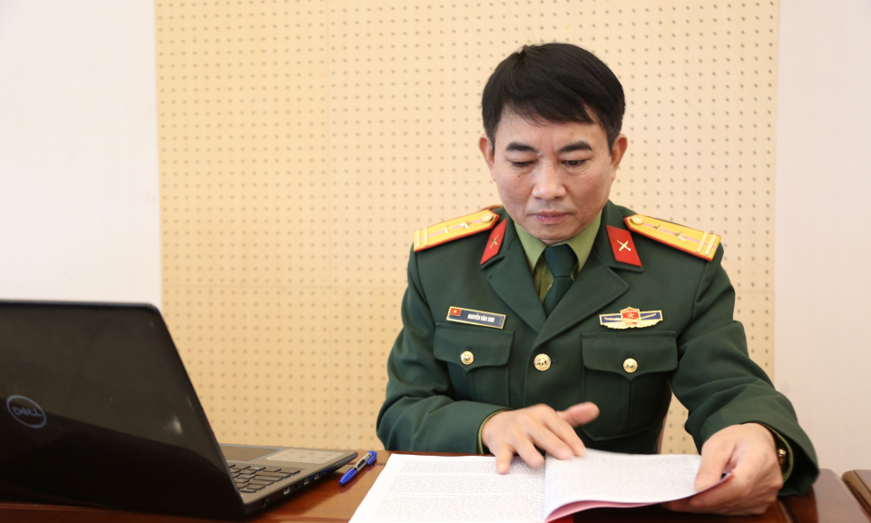Nhân viên quân lực tận tụy với công việc