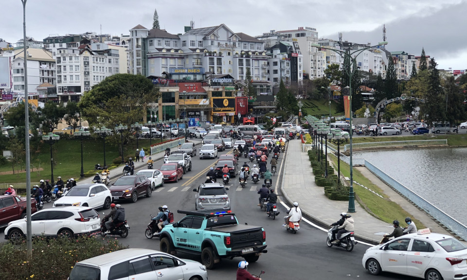 Du khách đổ về đông 'giật mình', phố Đà Lạt nghẽn xe không kém Sài Gòn, Hà Nội