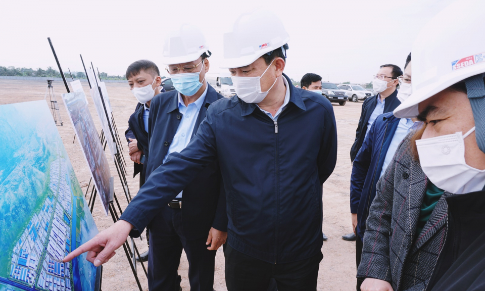 Phó Bí thư Thường trực Tỉnh ủy Ngô Hoàng Ngân kiểm tra tiến độ triển khai các dự án tại KCN Sông Khoai