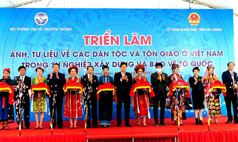Photo exhibition about ethnic groups and religions in Vietnam