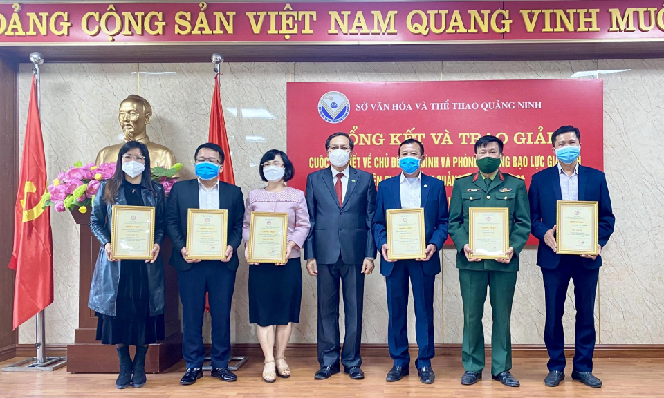 Trao giải Cuộc thi viết “Gia đình và phòng chống bạo lực gia đình” và Cuộc thi Sáng tác biểu trưng (logo) Sở Văn hóa - Thể thao tỉnh