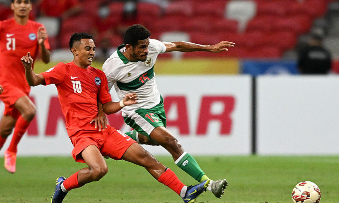 Singapore níu chân Indonesia