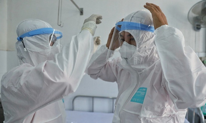 Sáng 23/12: Gần 8.200 ca COVID-19 nặng đang điều trị; Hoàn thành tiêm mũi 2 vaccine cho người trên 18 tuổi cuối tháng 12
