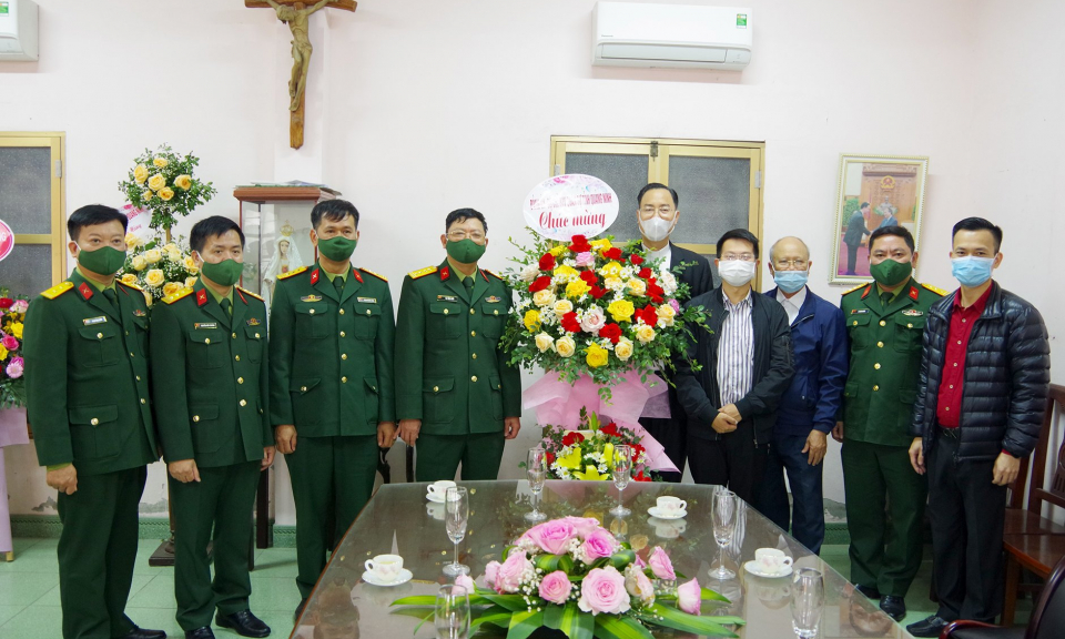 Bộ CHQS tỉnh: Thăm và tặng quà Giáo xứ Hòn Gai dịp Lễ Noel 2021