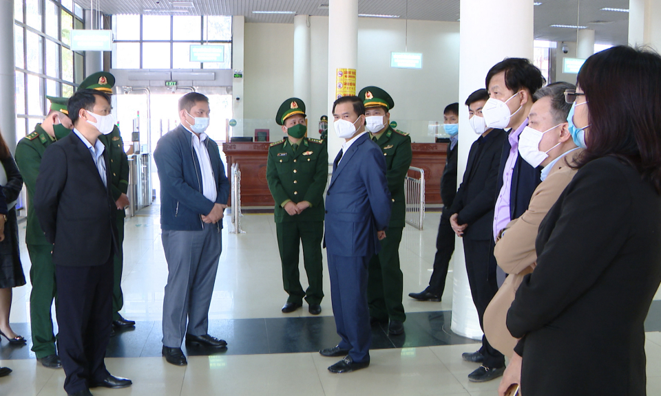 Phó Chủ tịch UBND tỉnh Bùi Văn Khắng kiểm tra hoạt động XNC, XNK tại Móng Cái