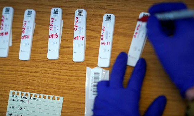 Omicron phơi bày lỗ hổng trong chiến lược dùng kit test nhanh ở Anh