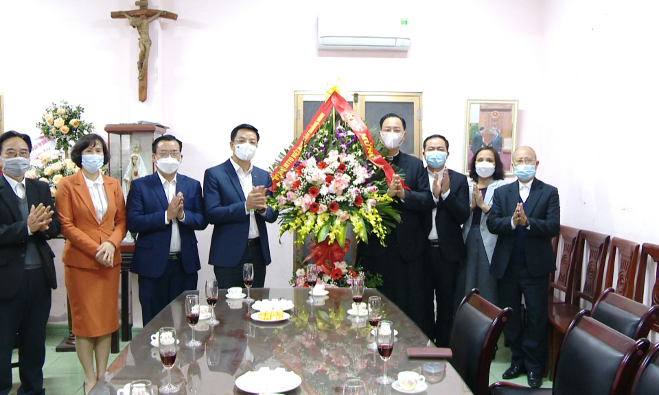 Ủy ban MTTQ tỉnh chúc mừng Giáo xứ Hòn Gai nhân dịp Giáng sinh