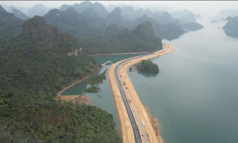 Phó Bí thư Thường trực Tỉnh ủy Ngô Hoàng Ngân kiểm tra đường bao biển Hạ Long - Cẩm Phả