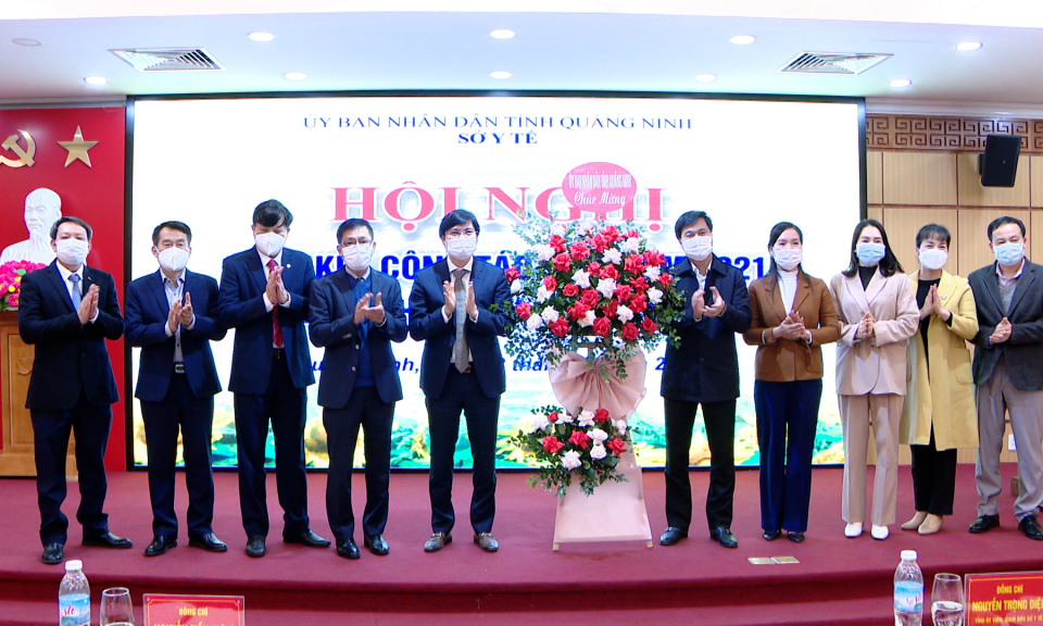 Năm 2021, ngành Y tế đóng góp rất lớn trong thực hiện thành công “mục tiêu kép” của tỉnh