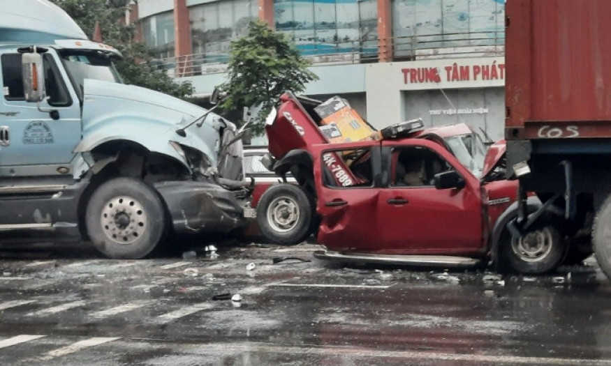 Ô tô 4 chỗ bị húc biến dạng, tài xế may mắn thoát chết