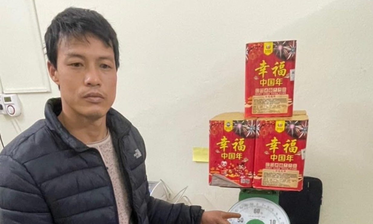 Bắt giữ đối tượng vận chuyển 12,9 kg pháo nổ trái phép