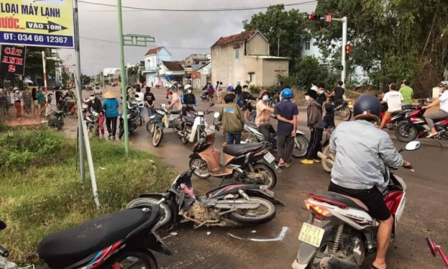 Gây tai nạn khiến 2 người tử vong, tài xế ô tô kéo lê xe máy bỏ chạy