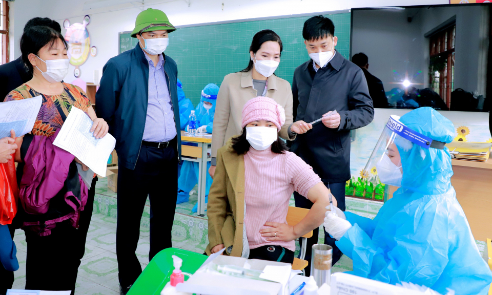 TX Đông Triều phấn đấu hoàn thành tiêm vắc xin phòng Covid-19 mũi 3 (đợt 1) vào ngày 2/1/2022
