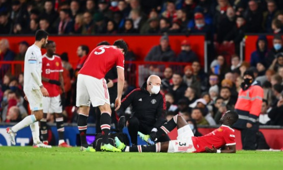 Man Utd trả giá đắt sau trận thắng Burnley
