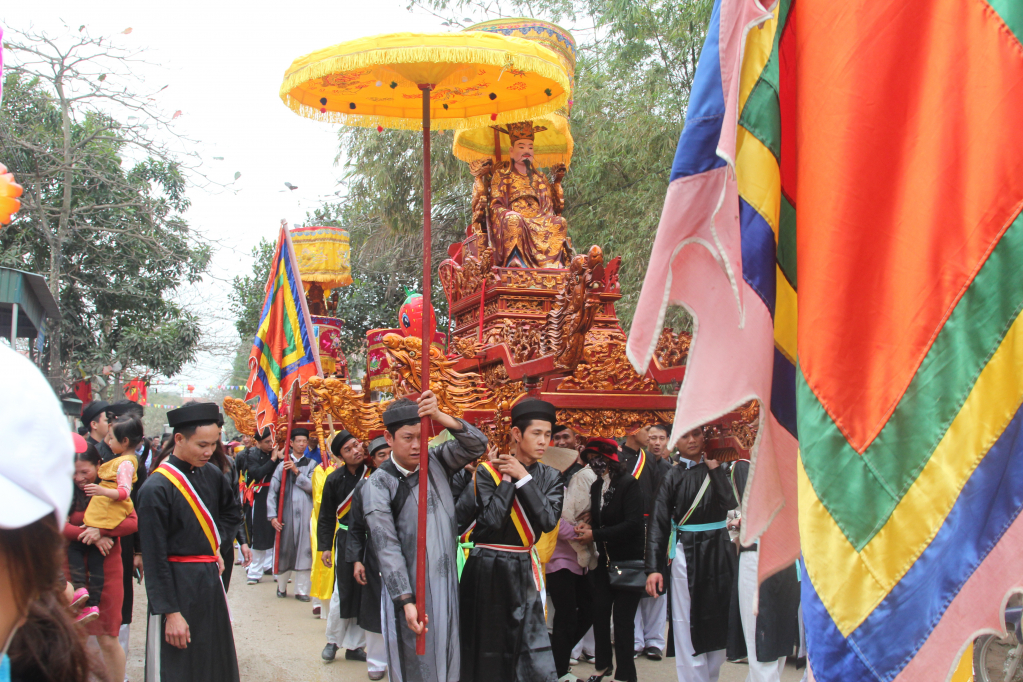 Lễ rước thần trong lễ hội đền Trần Hưng Đạo, thị xã Quảng Yên.