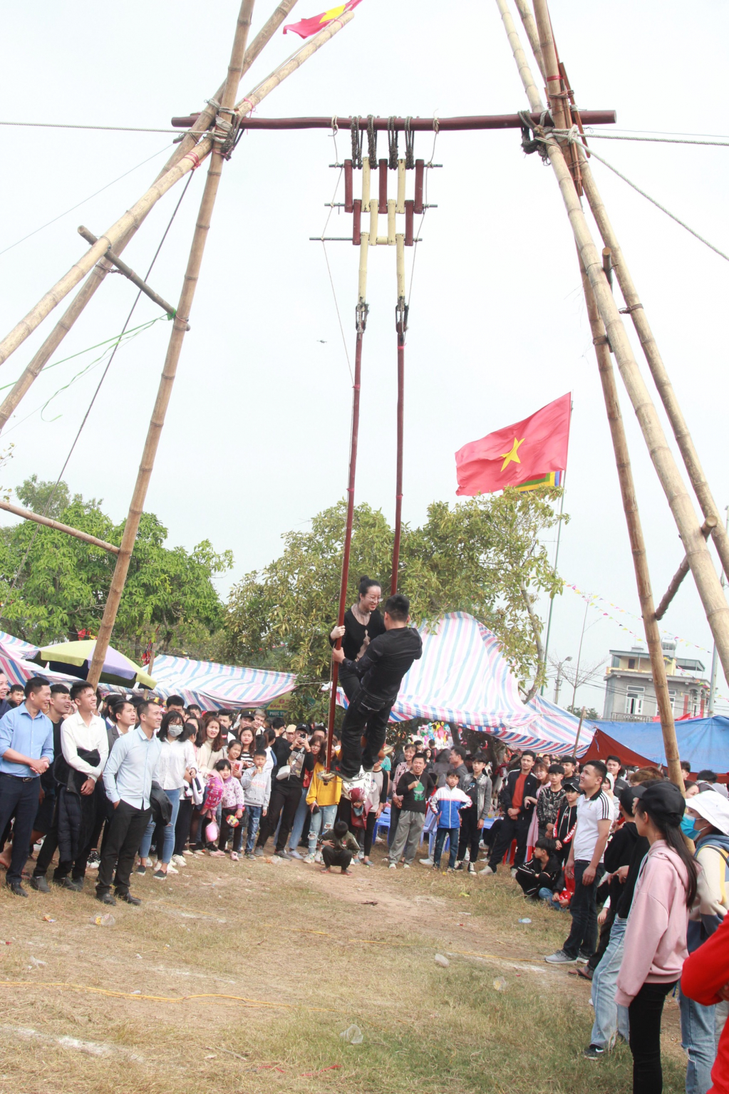 Đánh đu - trò chơi phổ biến trong các hội làng, hội đình ở Quảng Yên.