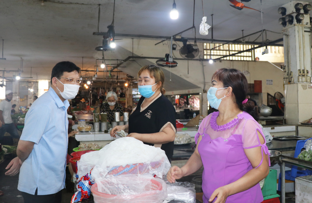 Bí thư Thành ủy Uông Bí Nghiêm Xuân Cường kiểm tra và tuyên truyền phòng chống dịch Covid - 19 đối với tiểu thương chợ Thanh Sơn.