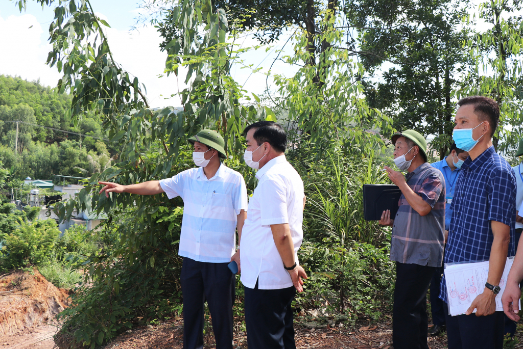 Phó Bí thư Thành ủy Uông Bí, Chủ tịch UBND TP Uông Bí Phạm Tuấn Đạt kiểm tra thực địa công trình xây dựng trên địa bàn.