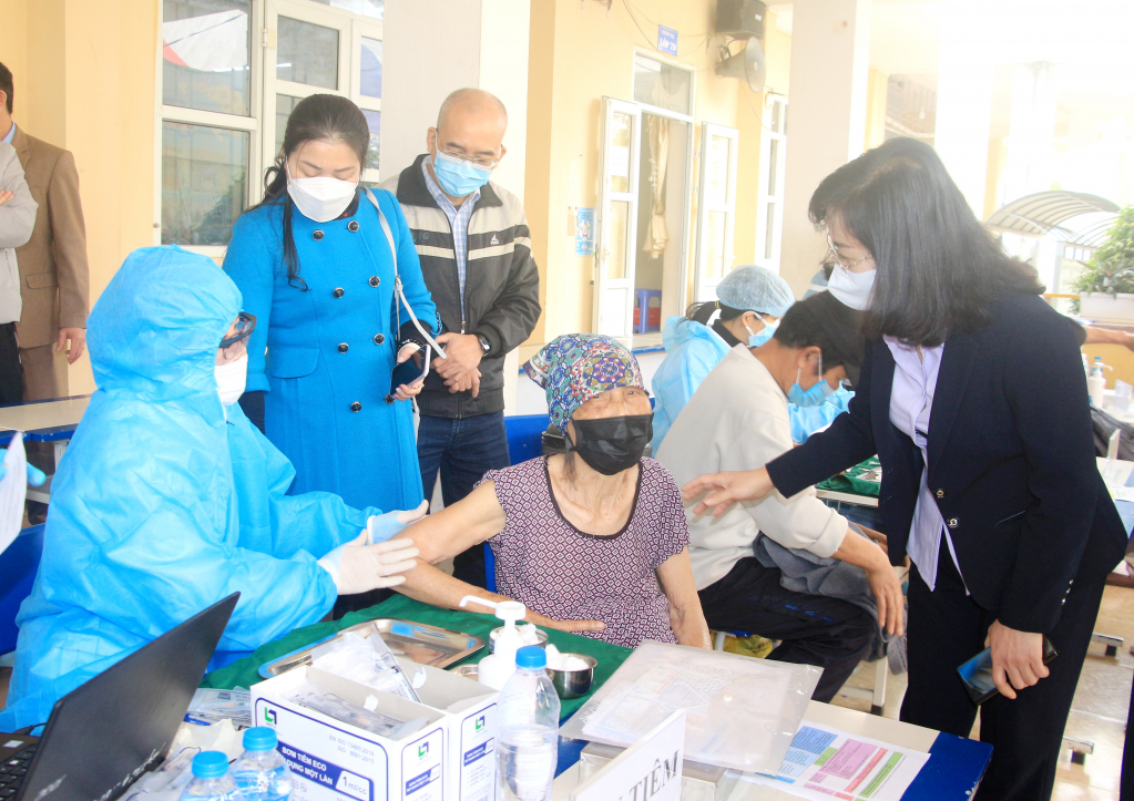 Đồng chí Trịnh Thị Minh Thanh, Phó Bí thư Tỉnh ủy, ân cần thăm hỏi người dân đến tiêm chủng vắc xin mũi 3 tại TP Cẩm Phả.