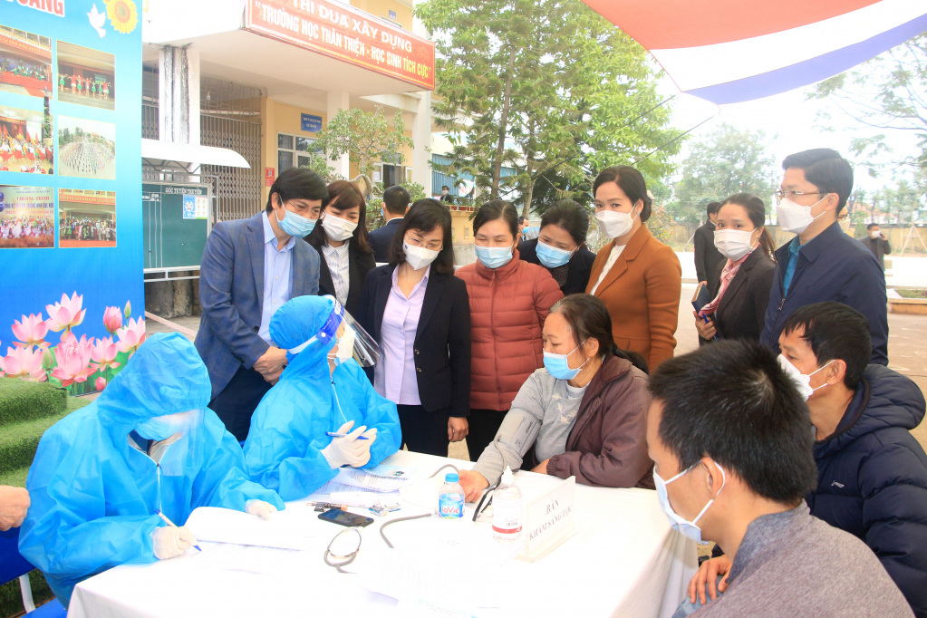 Đồng chí Trịnh Thị Minh Thanh, Phó Bí thư Tỉnh ủy, trao đổi với đội ngũ y tế làm nhiệm vụ tại điểm tiêm chủng trên địa bàn TX Quảng Yên.