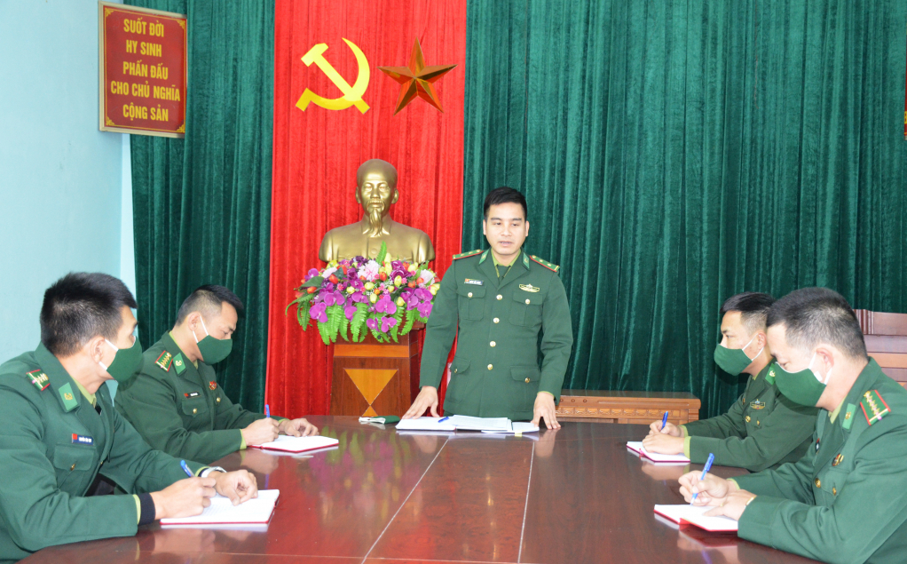 Trung úy Hoàng Văn Phong cùng đồng đội bàn các giải pháp thực hiện tốt nhiệm vụ được giao.