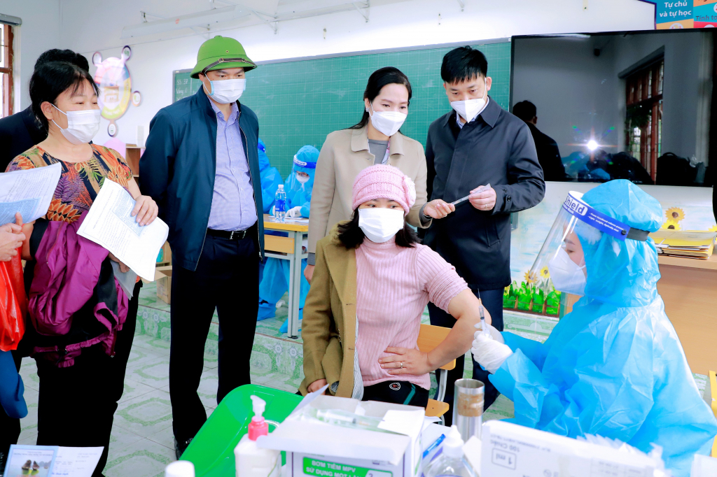 Đồng chí Nguyễn Thị Hạn, Phó Chủ tịch UBND tỉnh, kiểm tra công tác tiêm phòng Covid-19 tại TX Đông Triều.