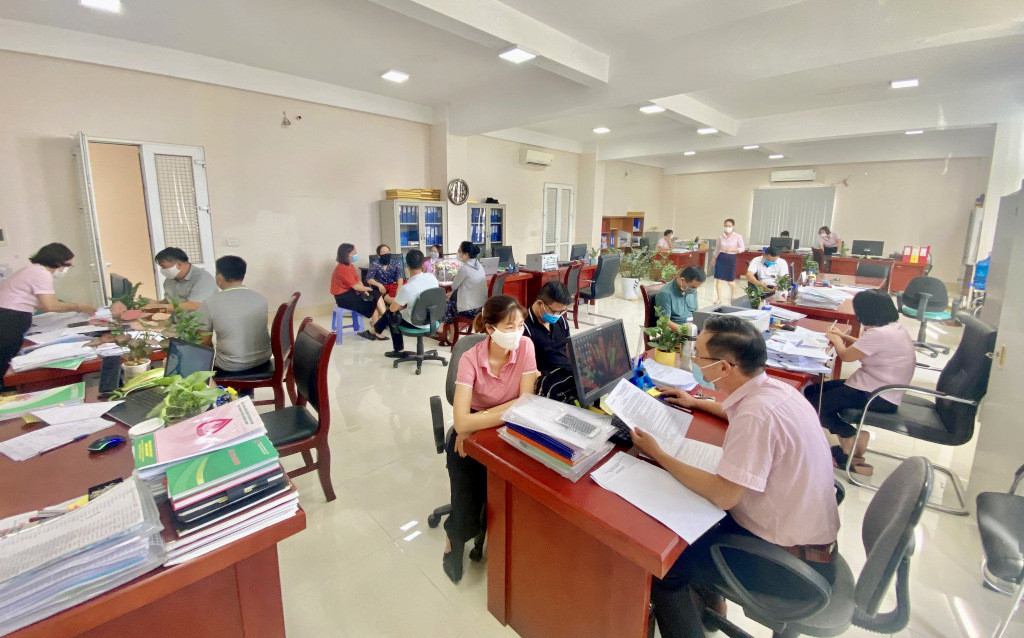 Ngân hàng CSXH chi nhánh Quảng Ninh giải ngân khoản vay trả lương ngừng việc cho lao động các doanh nghiệp tàu du lịch trên địa bàn TP Hạ Long. Ảnh: Minh Hà
