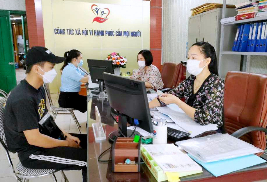 Phòng LĐ-TB&XH TX Quảng Yên tiếp nhận hồ sơ, rà soát các đối tượng được thụ hưởng chính sách theo Nghị quyết số 68/NQ-CP của Chính phủ. Ảnh: Minh Hà